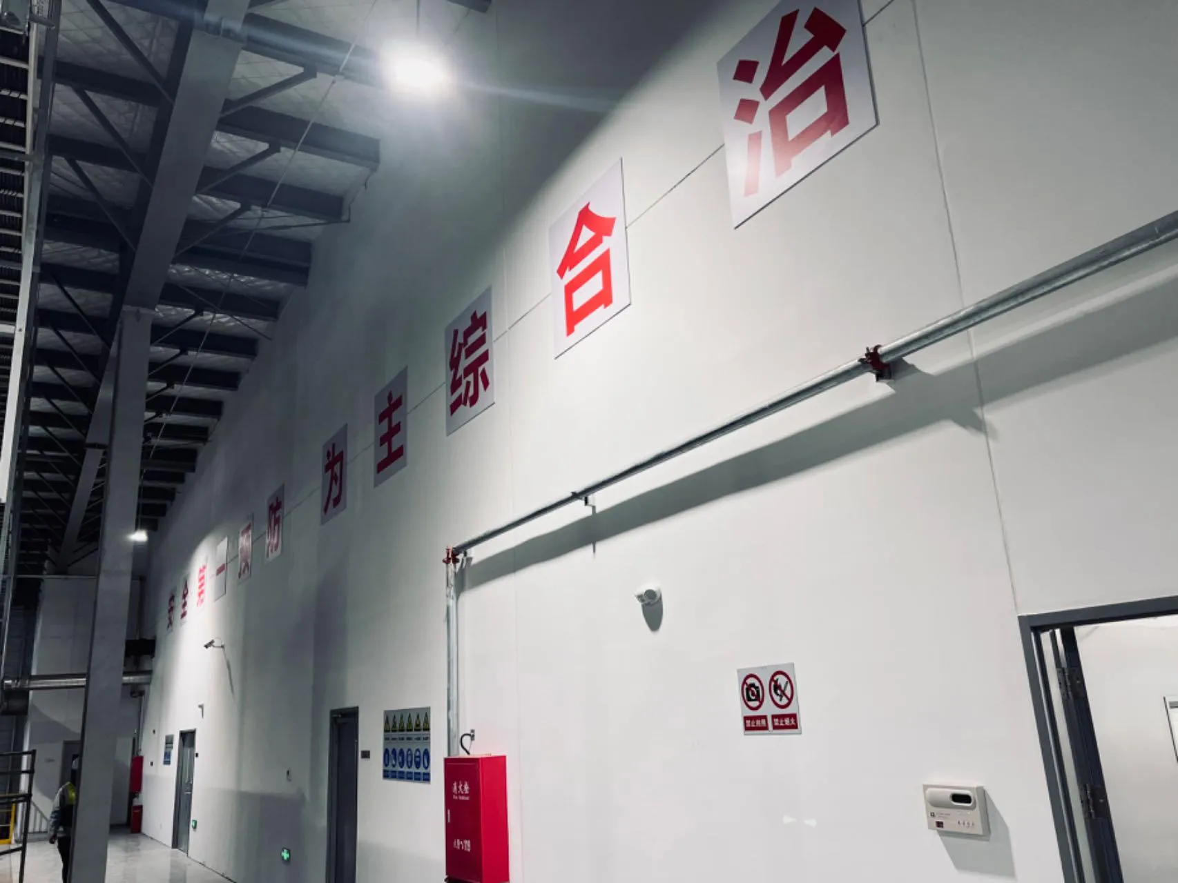 入口、前台与室内空间如何保持企业视觉一致？